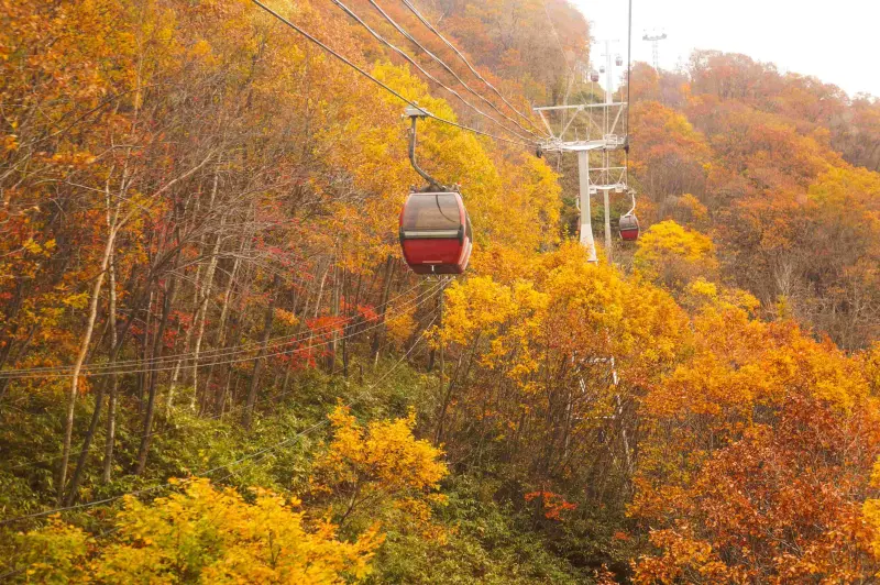 紅葉が美しい登別のケーブルカー