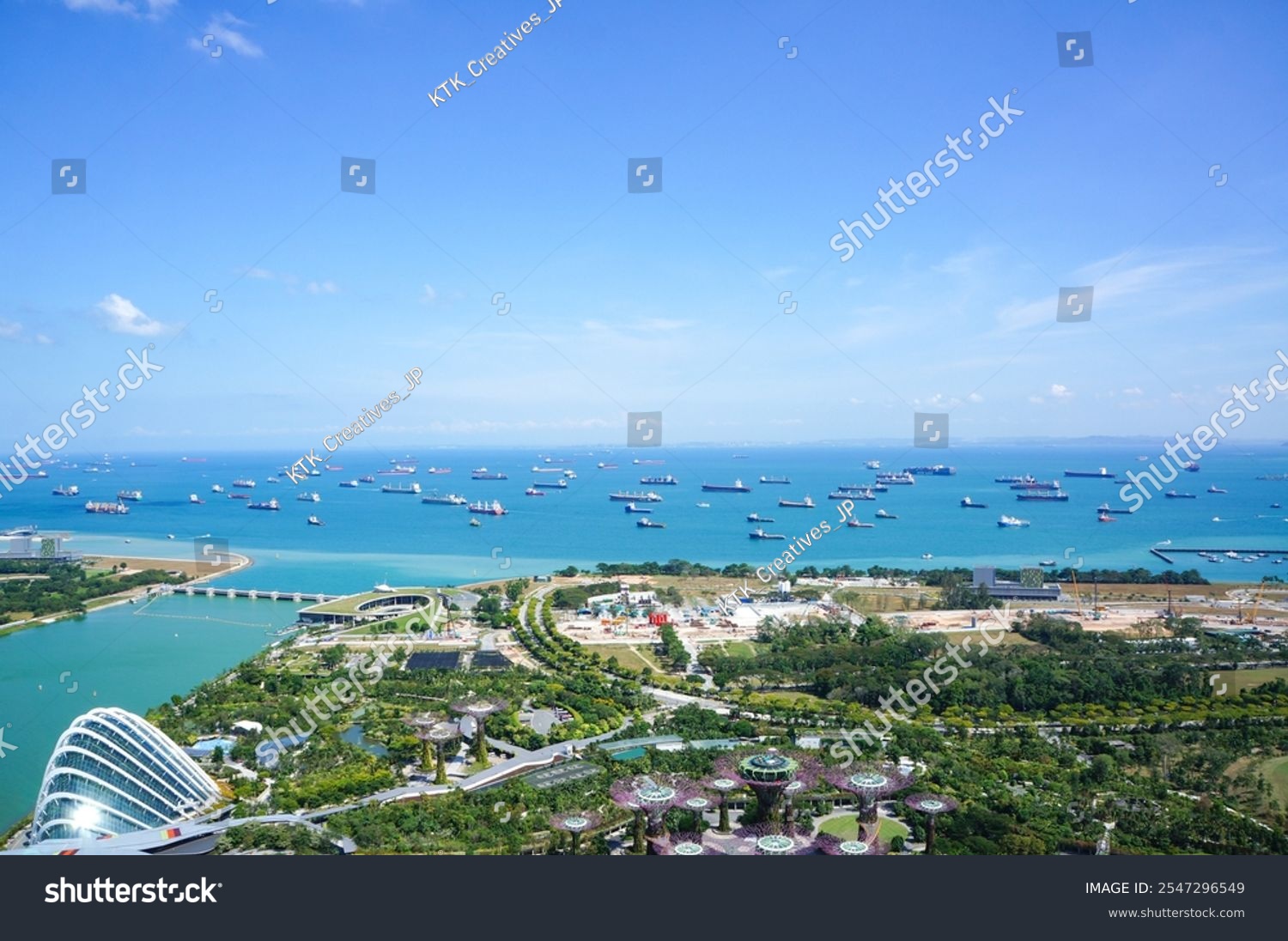 高層ビルの最上階からのシンガポールの都市景観