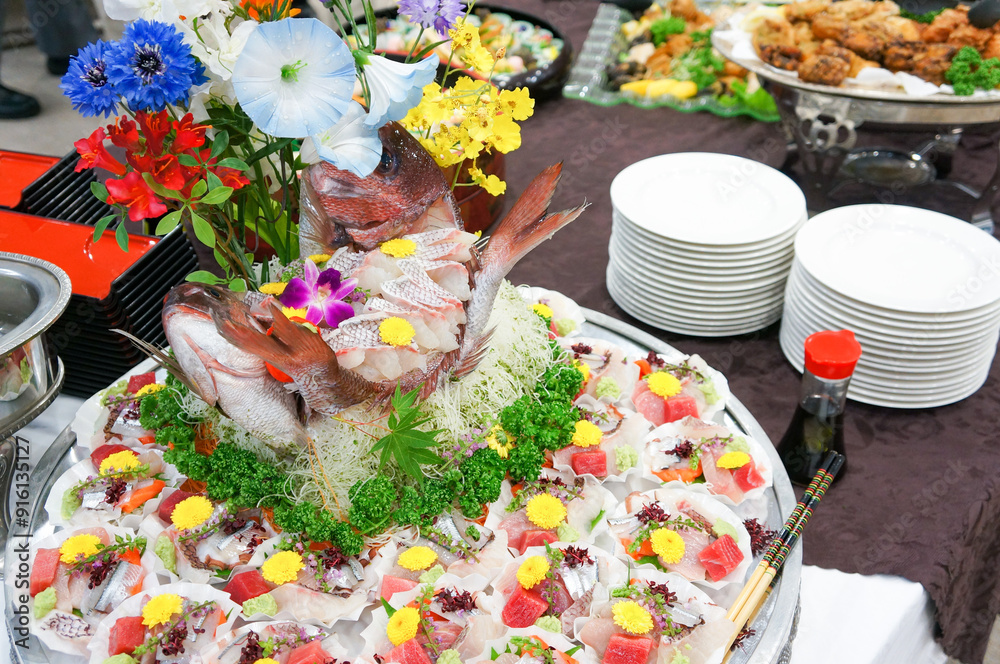 立食パーティーで提供された豪華な刺身の盛り合わせ