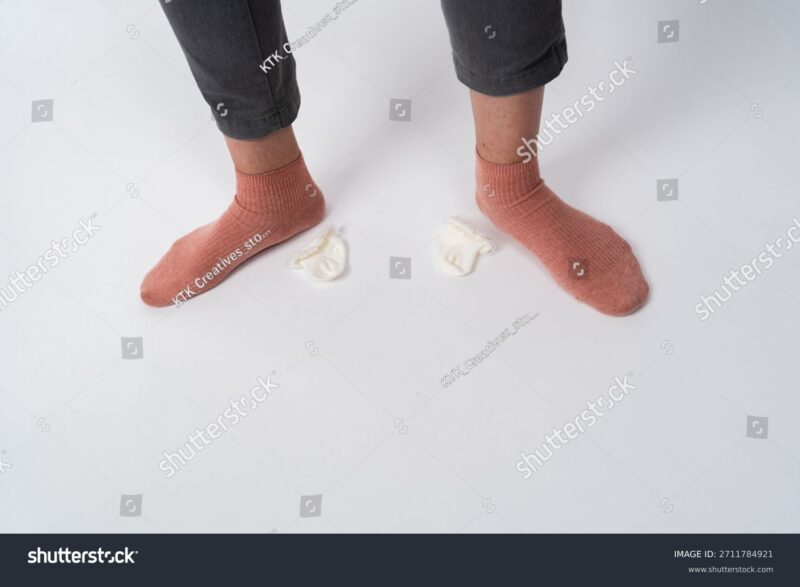 立ち上がる足の横に並ぶ小靴下
