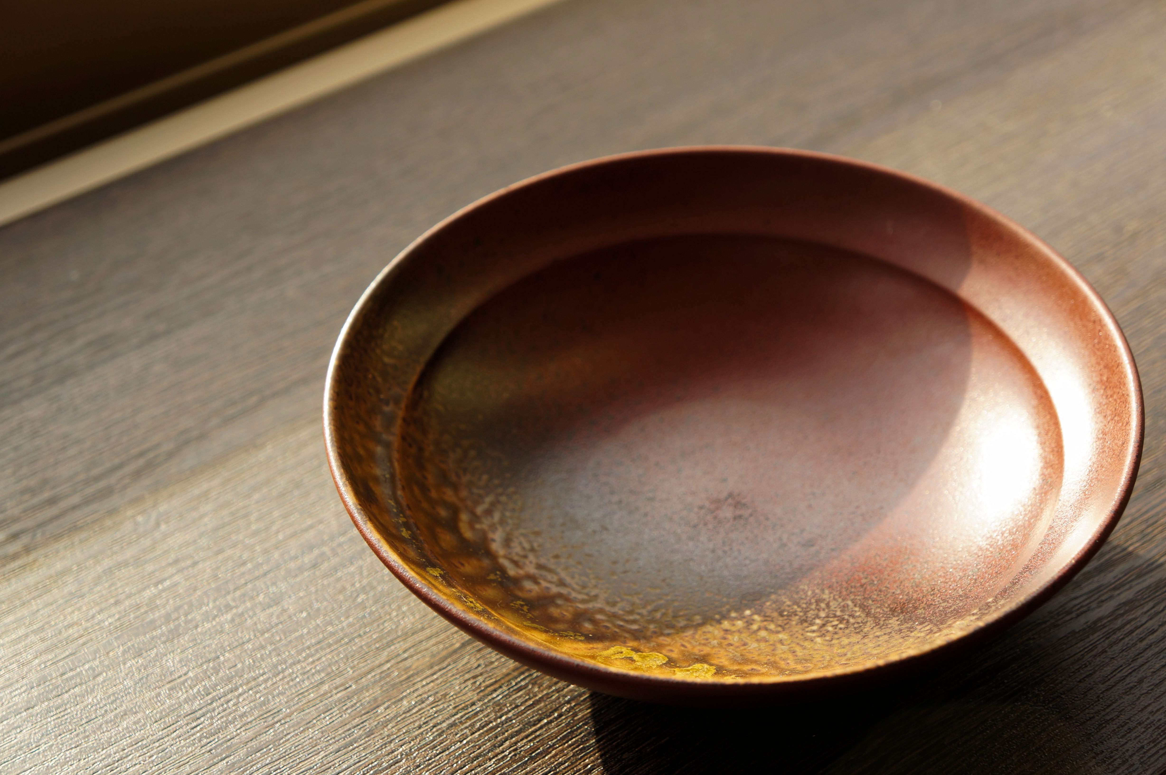 テーブルに置かれた和食器